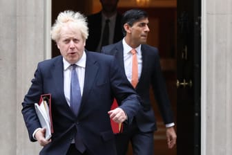 Boris Johnson und Rishi Sunak (Archivbild): Der ehemalige Premierminister und der ehemalige Finanzminister von Großbritannien könnten im Duell gegeneinander antreten.