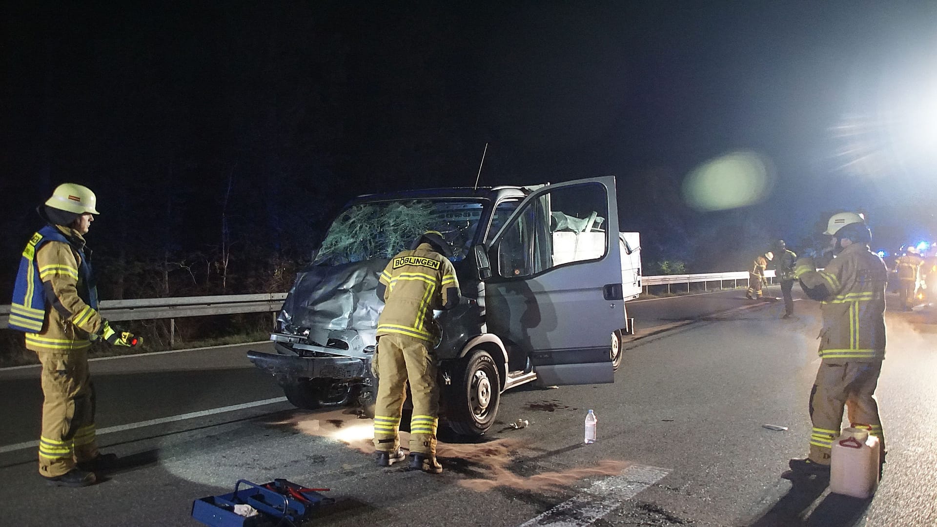 Feuerwehrleute an der Einsatzstelle: Der Renault Master krachte mit hoher Geschwindigkeit in ein Wohnmobil.