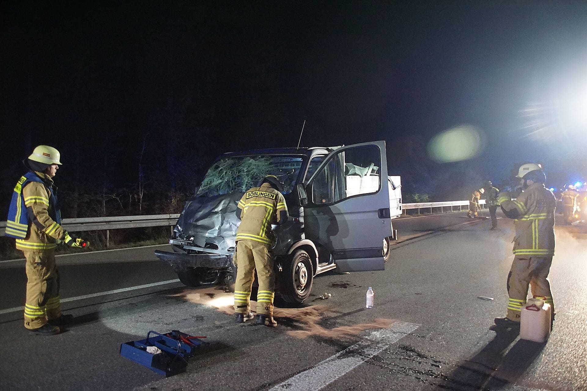 Feuerwehrleute an der Einsatzstelle: Der Renault Master krachte mit hoher Geschwindigkeit in ein Wohnmobil.