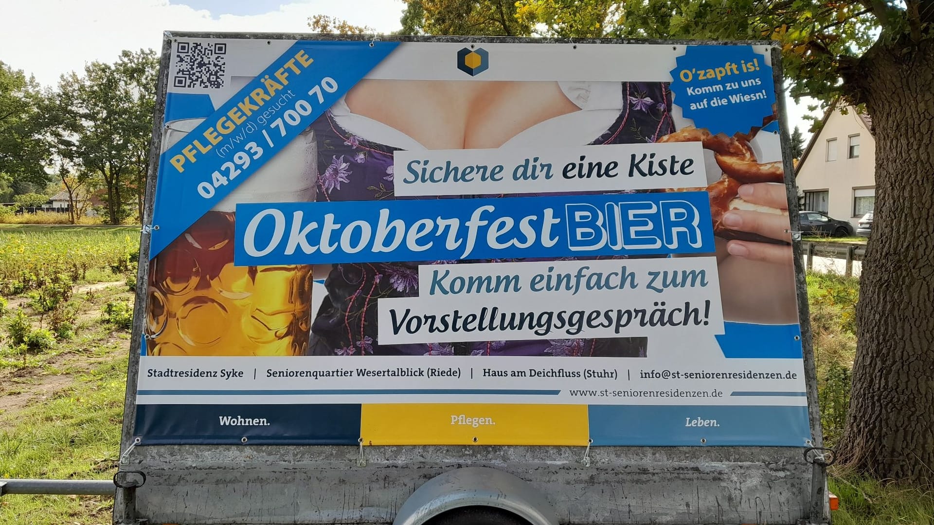 Ein Werbebanner einer Betreibergesellschaft für Seniorenresidenzen wirbt mit Freibier um Personal.