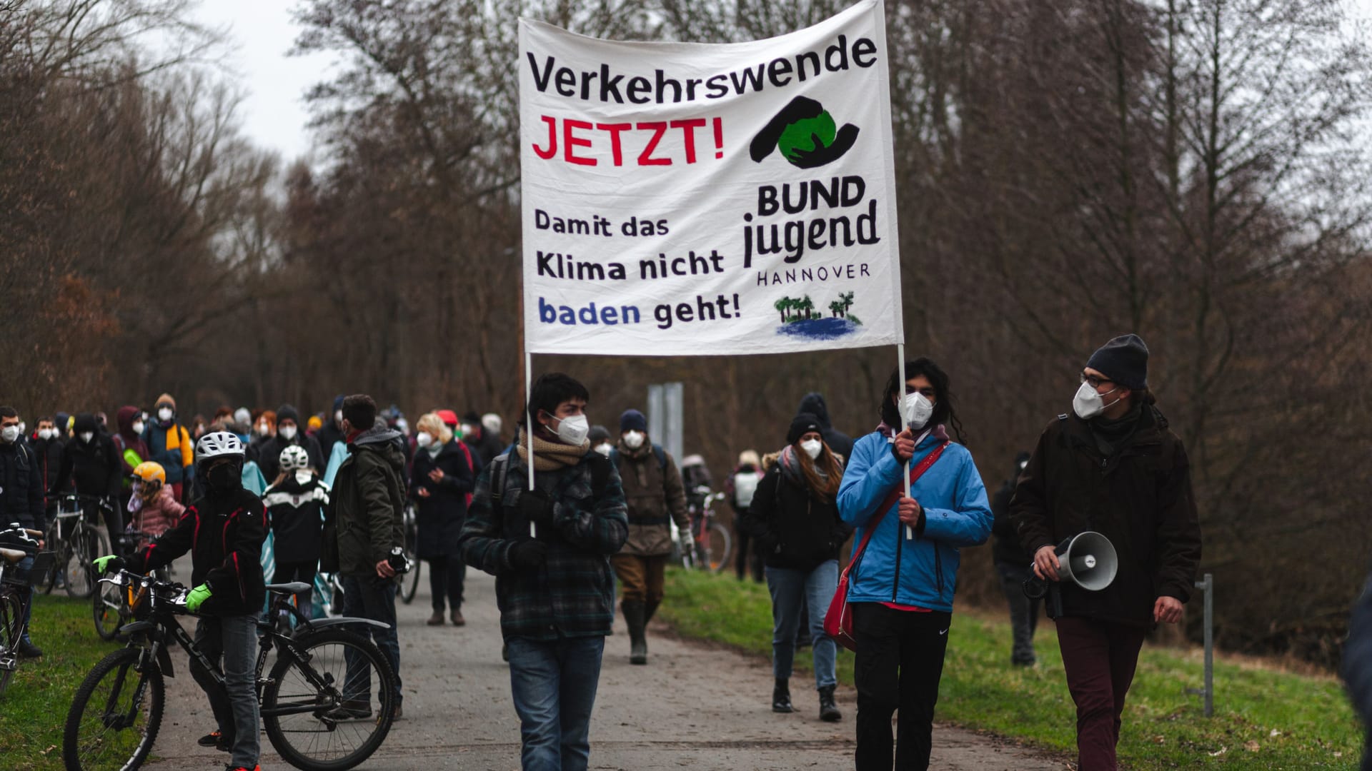 Demonstranten ziehen durch die Leinemasch: Lässt sich der Ausbau noch aufhalten?