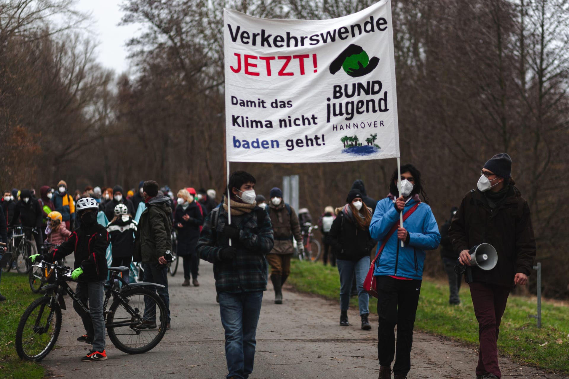 Demonstranten ziehen durch die Leinemasch: Lässt sich der Ausbau noch aufhalten?