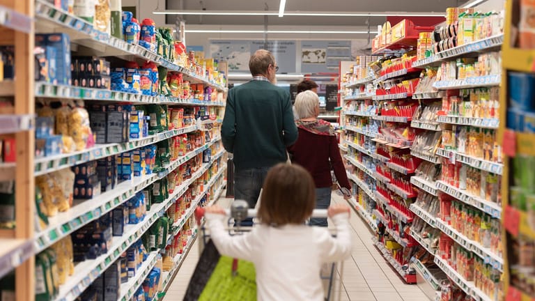 Familie im Supermarkt: Die Lebenshaltungskosten von Familien mit geringerem Einkommen sind deutlich gestiegen.