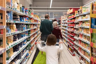 Familie im Supermarkt: Die Lebenshaltungskosten von Familien mit geringerem Einkommen sind deutlich gestiegen.