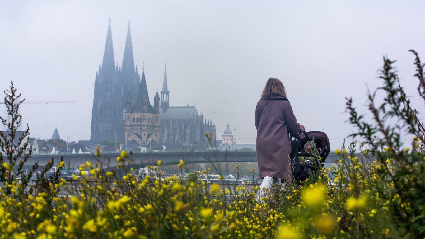 Nebliges Wetter in Köln: Bereits am Donnerstag ziehen im Nordwesten dichte Wolken auf.