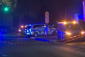 Einsatzfahrzeuge in Dortmund Dorstfeld: Am Mittwoch starb ein 44-Jähriger nach einem Taser-Einsatz.