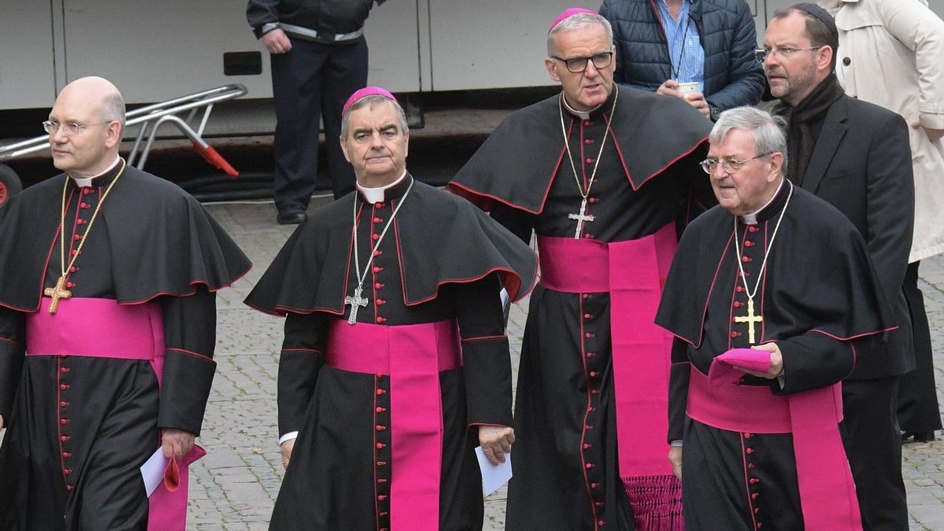 Aachener Weihbischof Dr. Johannes Bündgens (Mitte): Zusätzlich muss er eine Geldstrafe zahlen.