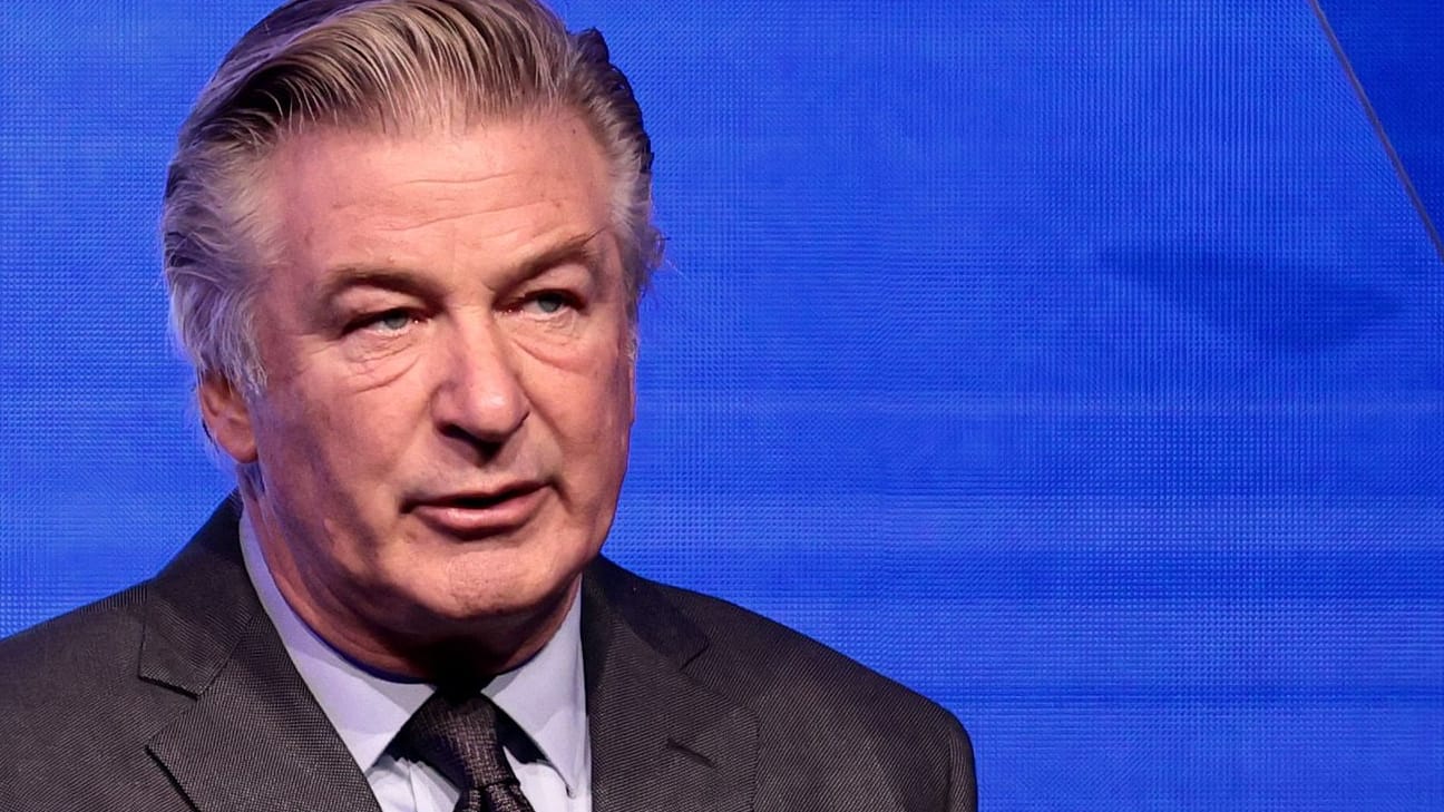 Alec Baldwin: Der Schauspieler hat sich mit der Familie der Verstorbenen geeinigt.