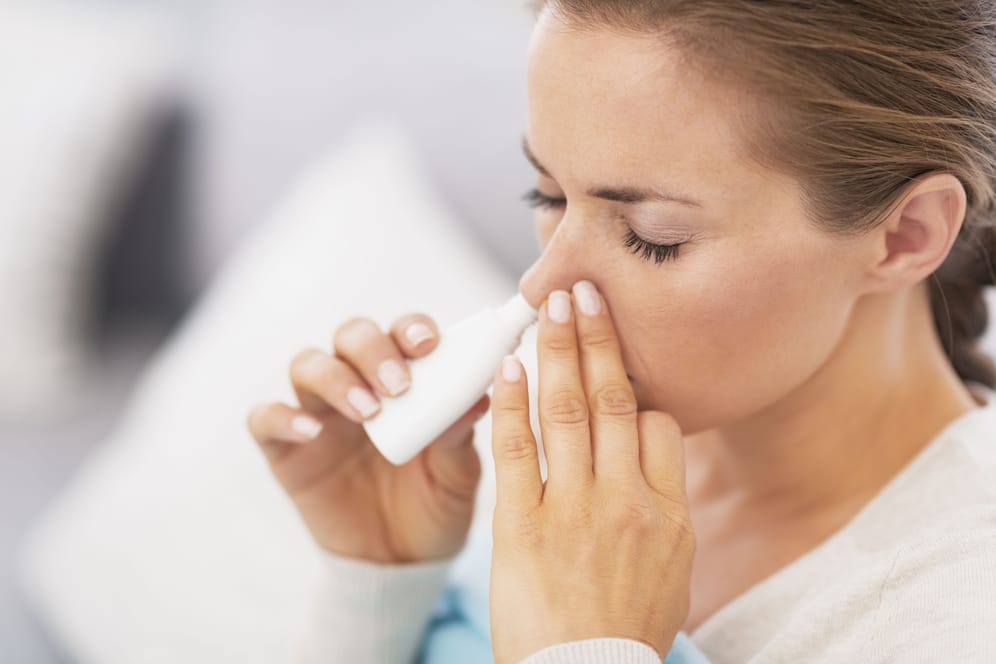 Abschwellende Nasensprays können abhängig machen und zur sogenannten "Stinknase" führen.