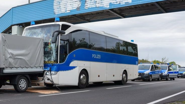 In der Polizeikolonne crashte er mehrfach: Die Straße musste während des Einsatzes gesperrt werden. In der Polizeikolonne crashte er mehrfach: Die Straße musste während des Einsatzes gesperrt werden.