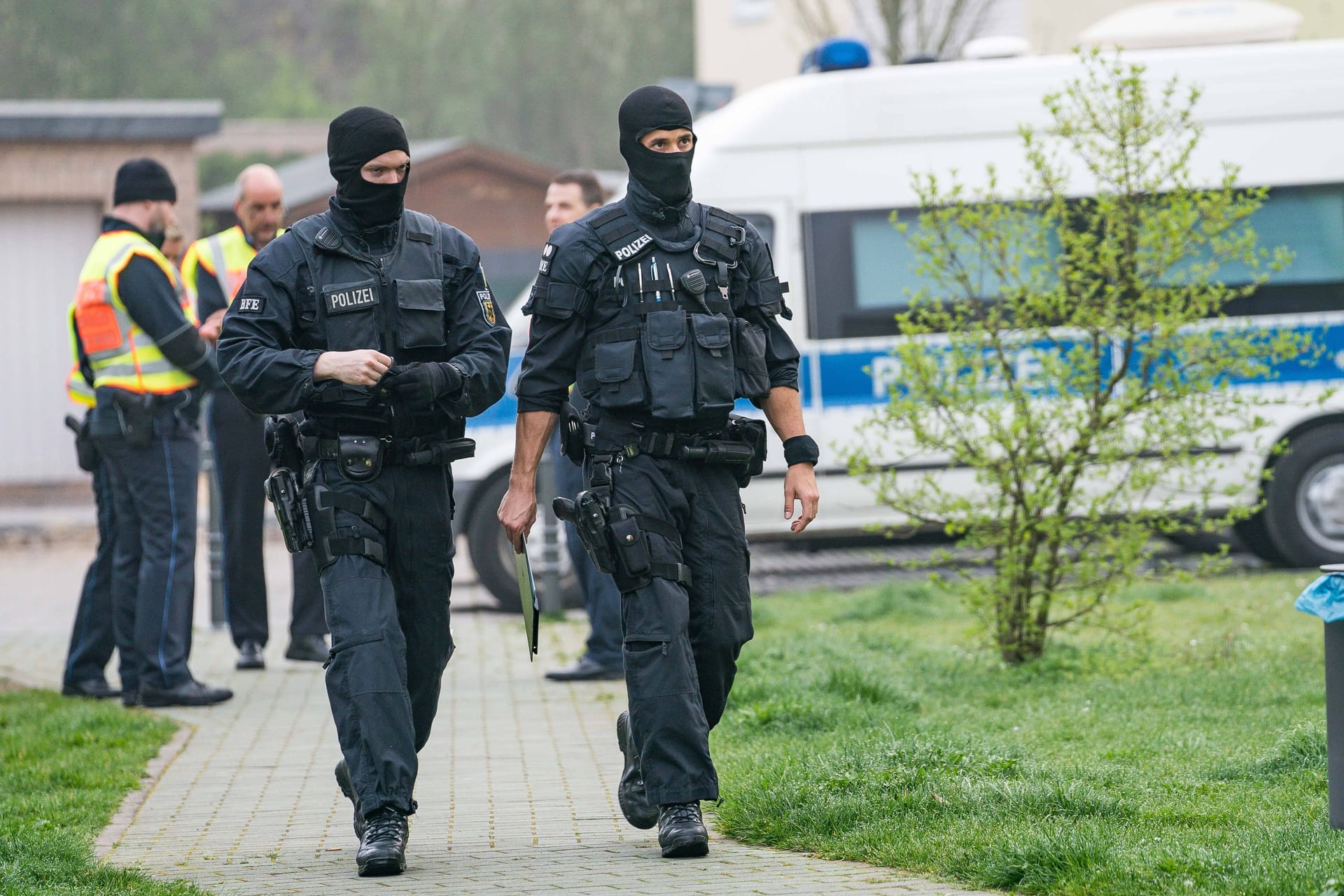 Polizisten bei einer Razzia (Symbolbild): Zeitgleich wurden 12 Objekte durchsucht.