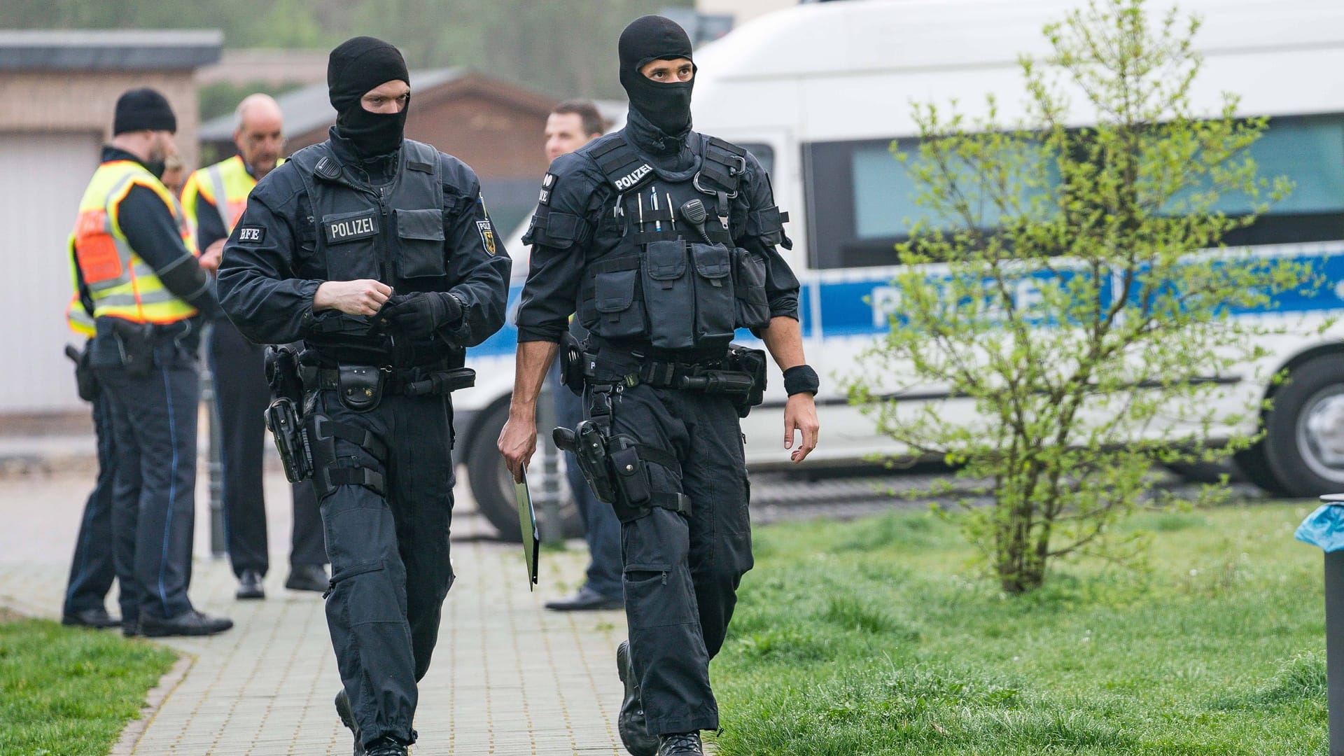 Polizisten bei einer Razzia (Symbolbild): Zeitgleich wurden 12 Objekte durchsucht.