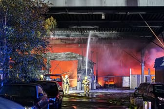 Um den Großbrand in Misburg zu löschen, griffen die Feuerwehrkräfte auch auf Wasser aus dem Mittellandkanal zurück.