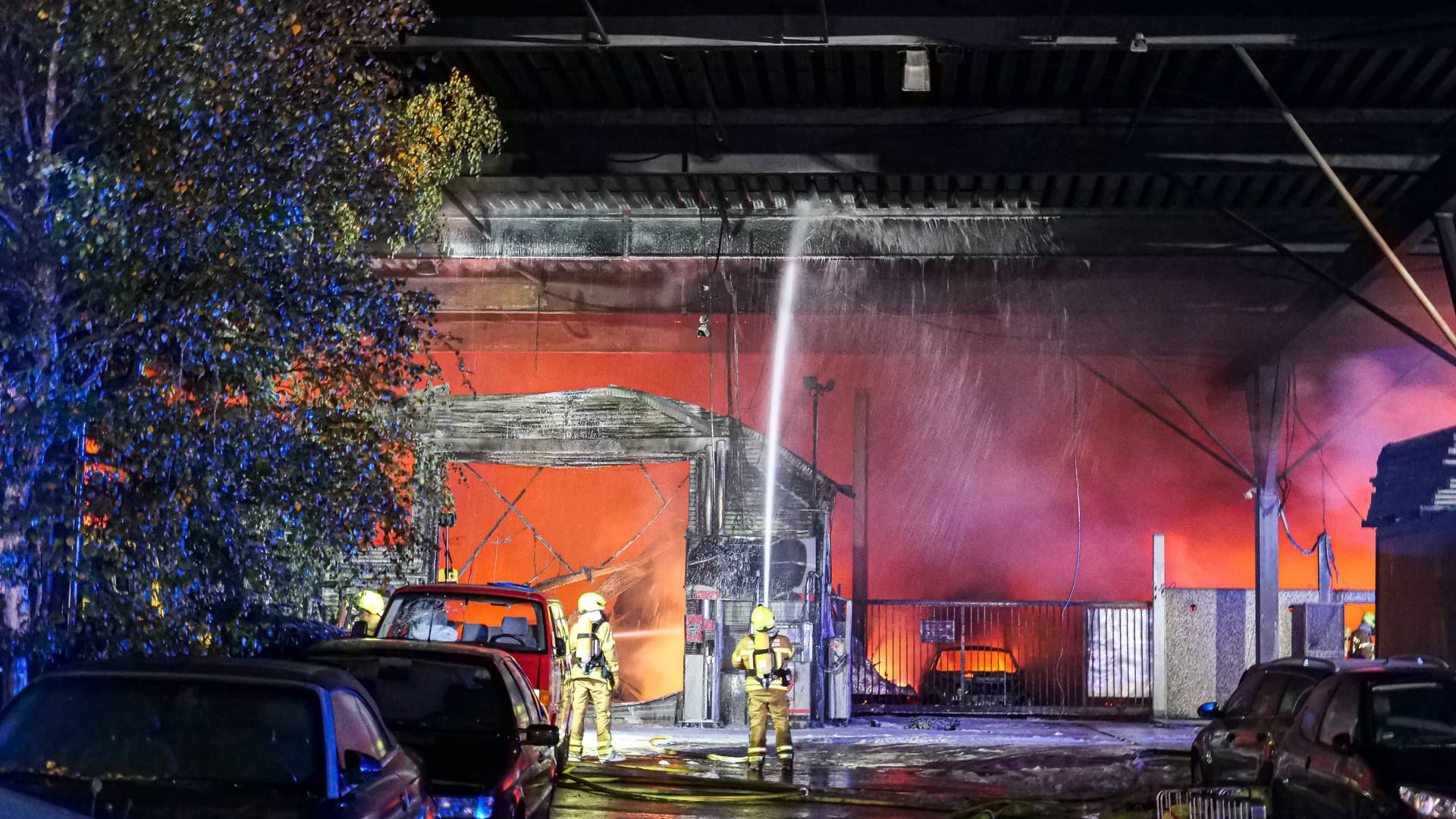 Um den Großbrand in Misburg zu löschen, griffen die Feuerwehrkräfte auch auf Wasser aus dem Mittellandkanal zurück. Um den Großbrand in Misburg zu löschen, griffen die Feuerwehrkräfte auch auf Wasser aus dem Mittellandkanal zurück.
