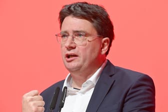 Der Landesvorsitzende der SPD in Bayern, Florian von Brunn, Spitzenkandidat für die Landtagswahl 2023, hält beim Landesparteitag in den Eisbachstudios seine Rede.