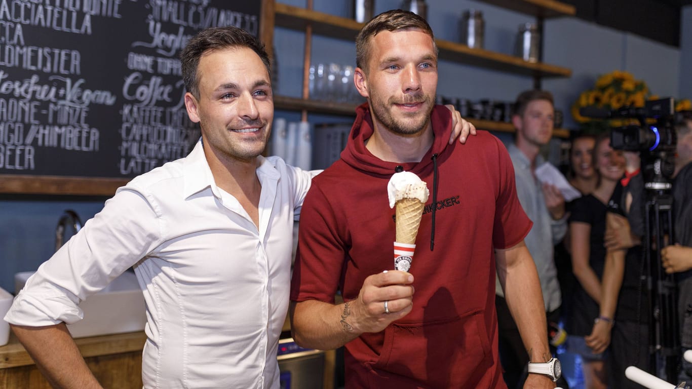 Lukas Podolski mit Geschäftspartner Christian Gaier (Archivbild): Seit 2017 gehört Podolski eine Eisdiele im Belgischen Viertel.