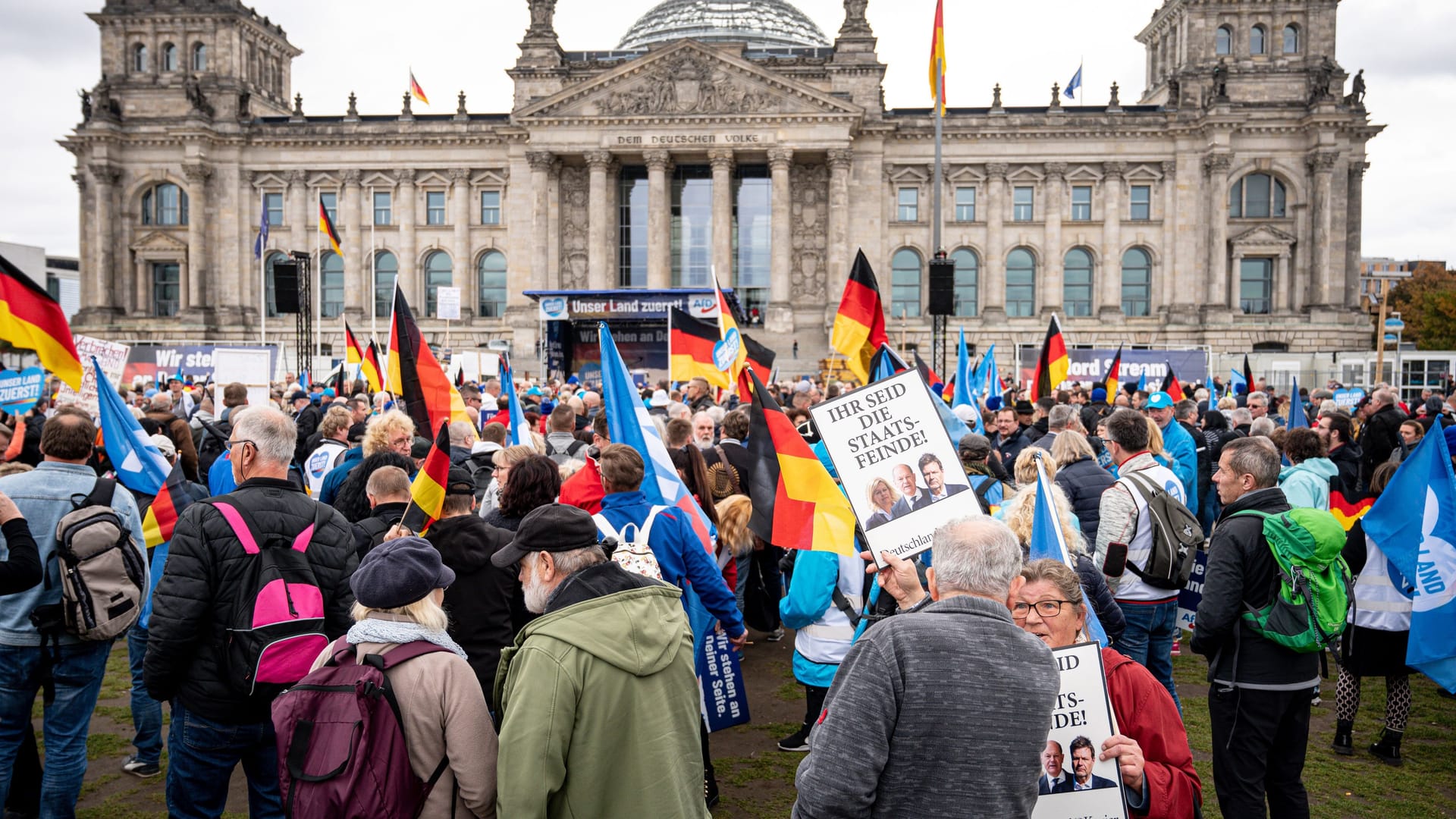 AfD-Protest im Regierungsviertel: Die Kundgebung fand direkt vor dem Reichstag statt.