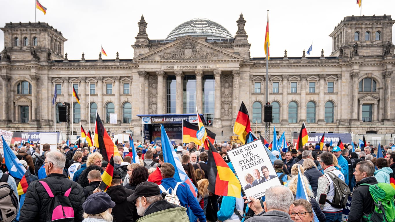 AfD-Protest im Regierungsviertel: Die Kundgebung fand direkt vor dem Reichstag statt.