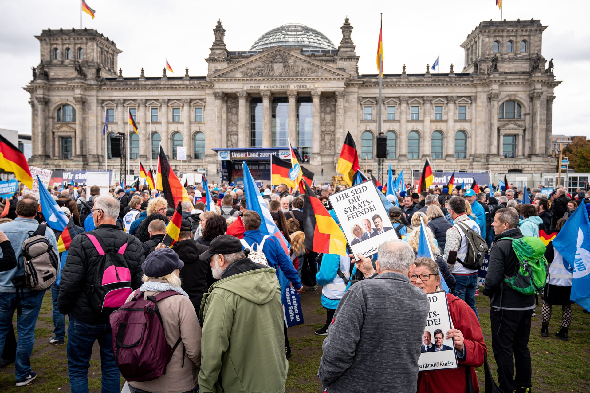 AfD-Protest im Regierungsviertel: Die Kundgebung fand direkt vor dem Reichstag statt.