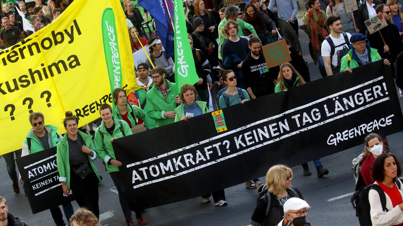 Klimastreik von "Fridays for Future" am 23. September in Berlin: "Atomkraft? Keinen Tag länger", fordern Demonstranten auf einem Transparent.