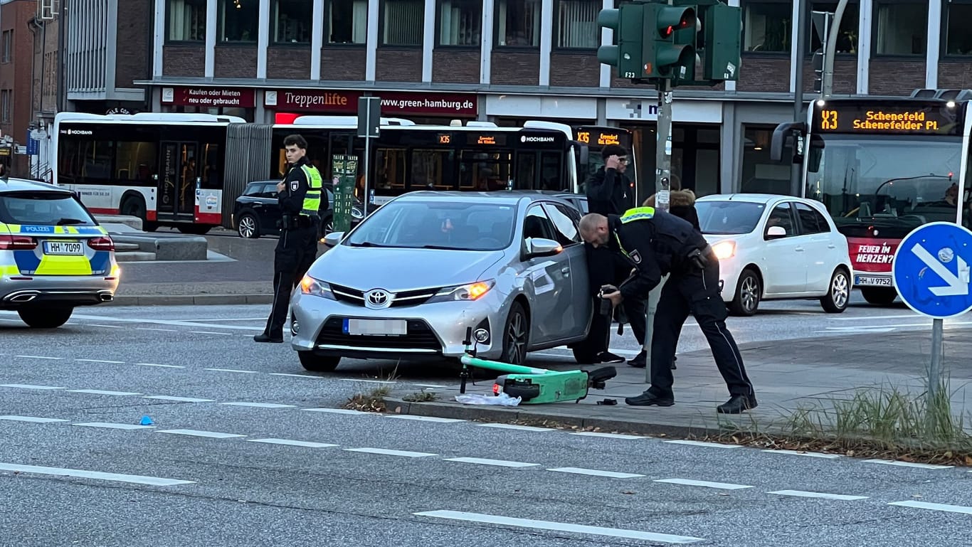 Der E-Scooter liegt auf dem Bürgersteig: Die Fahrerin wurde trotz Helm möglicherweise lebensgefährlich verletzt.