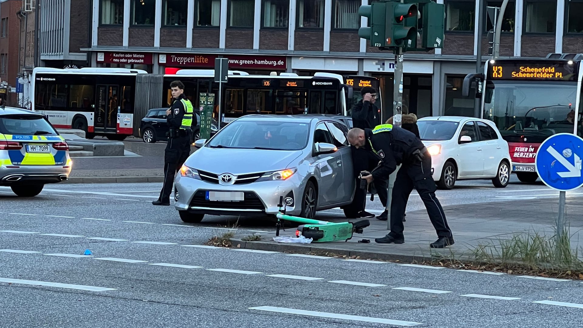 Der E-Scooter liegt auf dem Bürgersteig: Die Fahrerin wurde trotz Helm möglicherweise lebensgefährlich verletzt. Der E-Scooter liegt auf dem Bürgersteig: Die Fahrerin wurde trotz Helm möglicherweise lebensgefährlich verletzt.