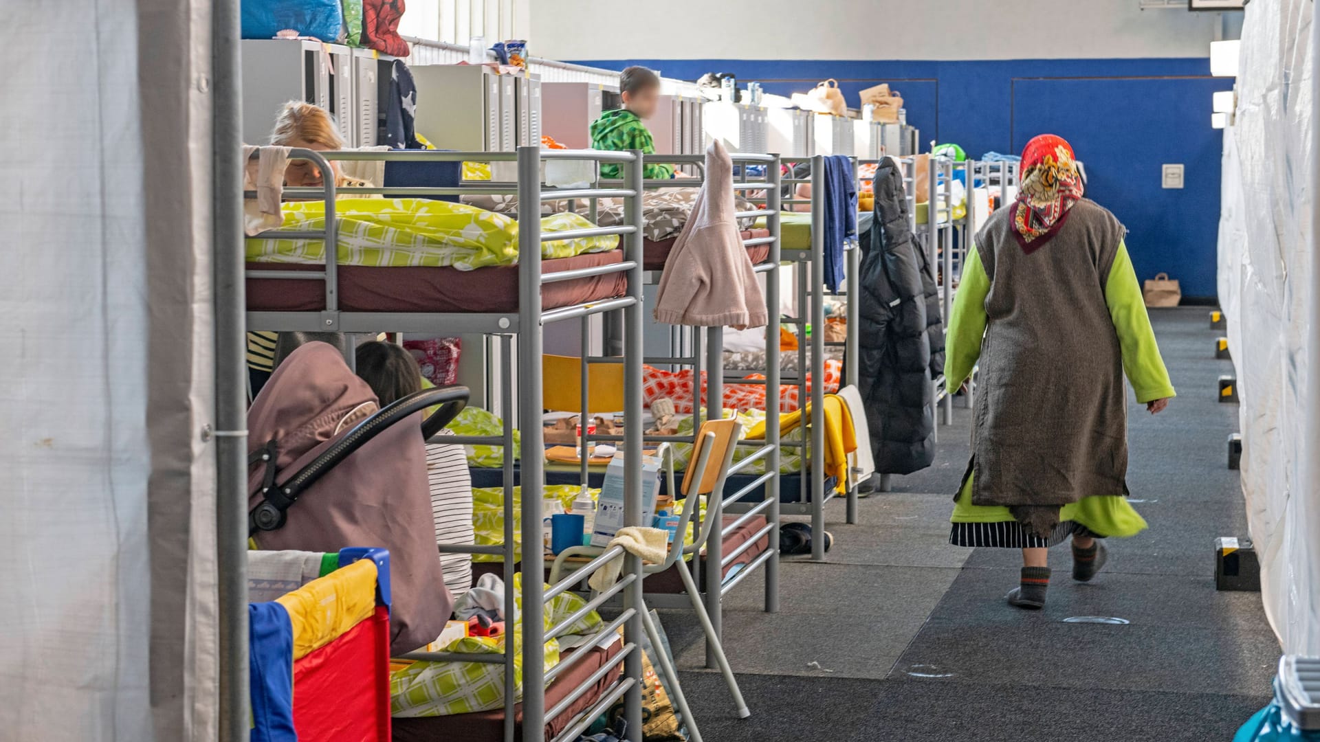 Ukrainische Flüchtlinge in einer Turnhalle (Archivbild): Kommunalpolitiker klagten bei "Lanz" über die Auswirkungen der Asylpolitik in Städten und Gemeinden.