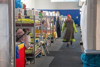 Ukrainische Flüchtlinge in einer Turnhalle (Archivbild): Kommunalpolitiker klagten bei "Lanz" über die Auswirkungen der Asylpolitik in Städten und Gemeinden.