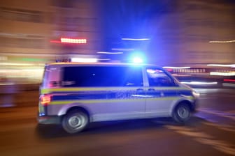 Einsatzwagen der Polizei in München (Symbolbild): Der Mann war blutüberströmt gefunden worden.