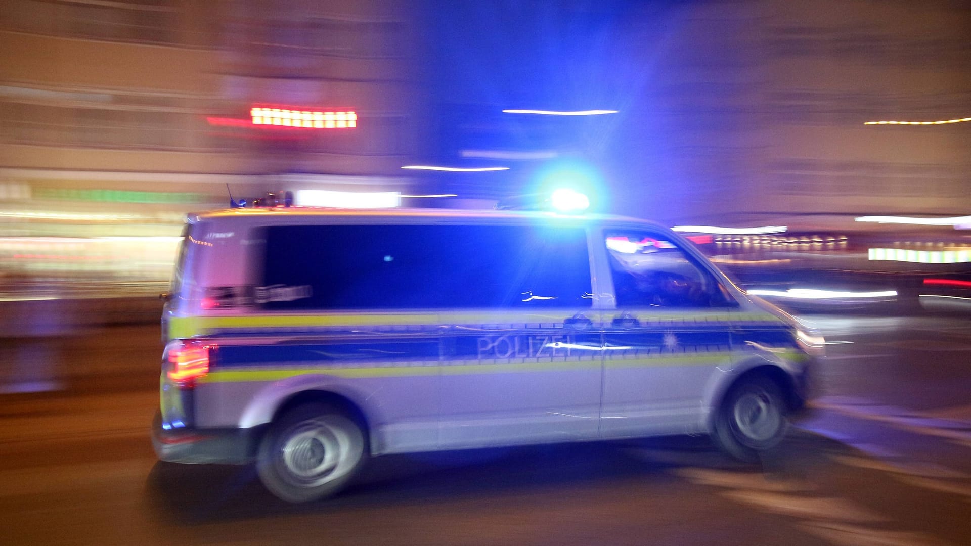Einsatzwagen der Polizei in München (Symbolbild): Der Mann war blutüberströmt gefunden worden. Einsatzwagen der Polizei in München (Symbolbild): Der Mann war blutüberströmt gefunden worden.