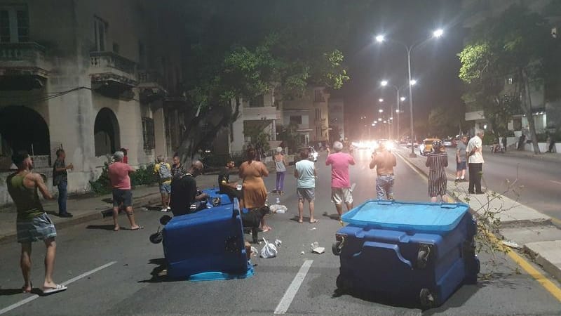 Stromausfall nach dem Hurrikan: Viele Menschen sind aus Protest auf die Straßen gegangen.