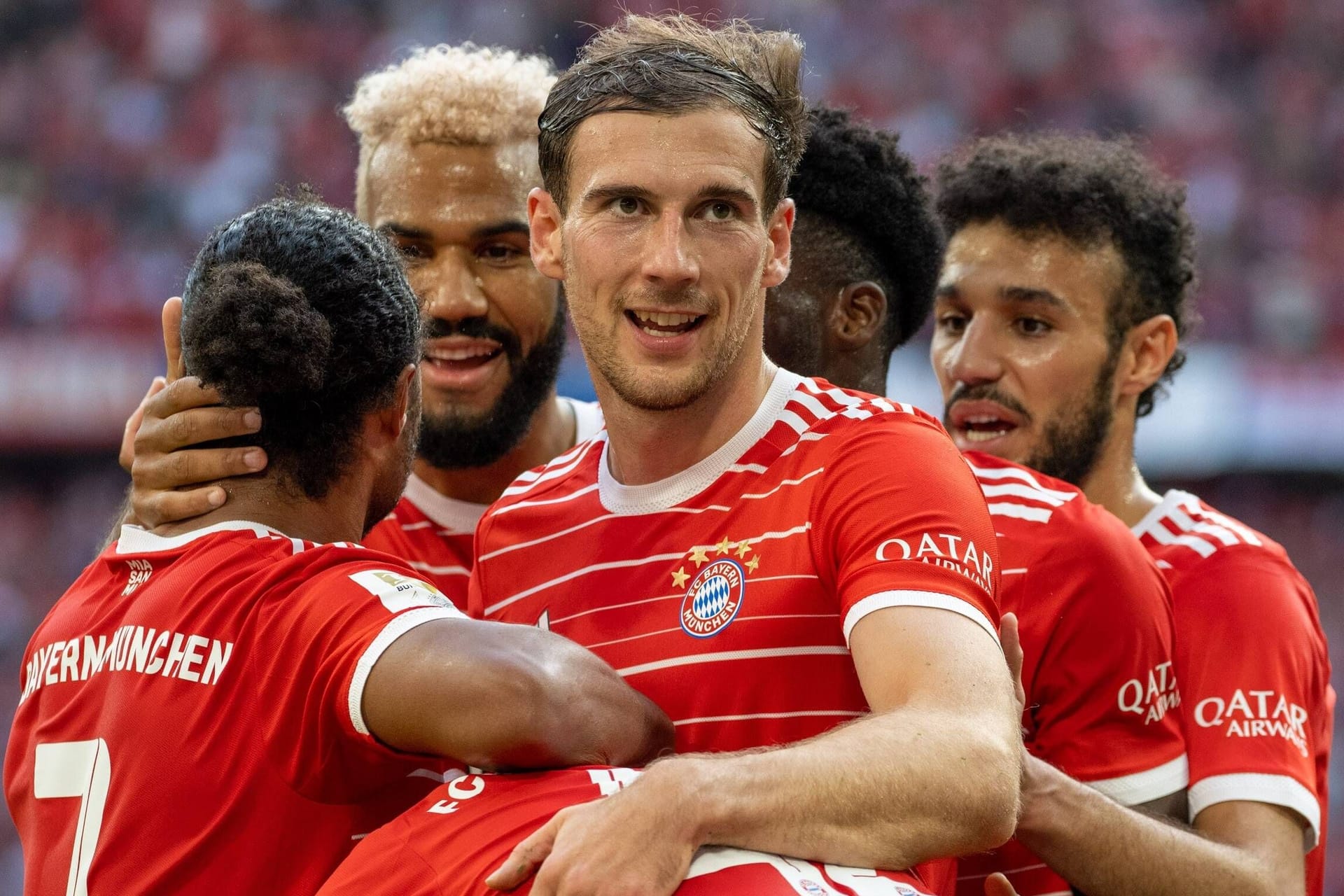 Torschütze Leon Goretzka und seine Bayern-Teamkollegen feiern im Spiel gegen Mainz.