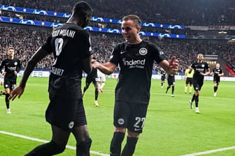 Randal Kolo Muani (l.) und Mario Götze feiern: Die Eintracht holte einen wichtigen Sieg gegen Marseille.