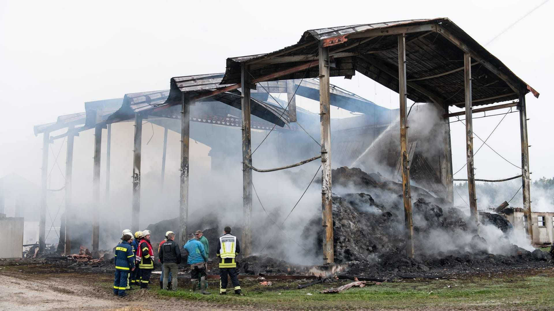 Abgebrannte Scheune in Trossingen: Mehr als hundert Rinder sind hier in der Nacht zu Freitag verendet.