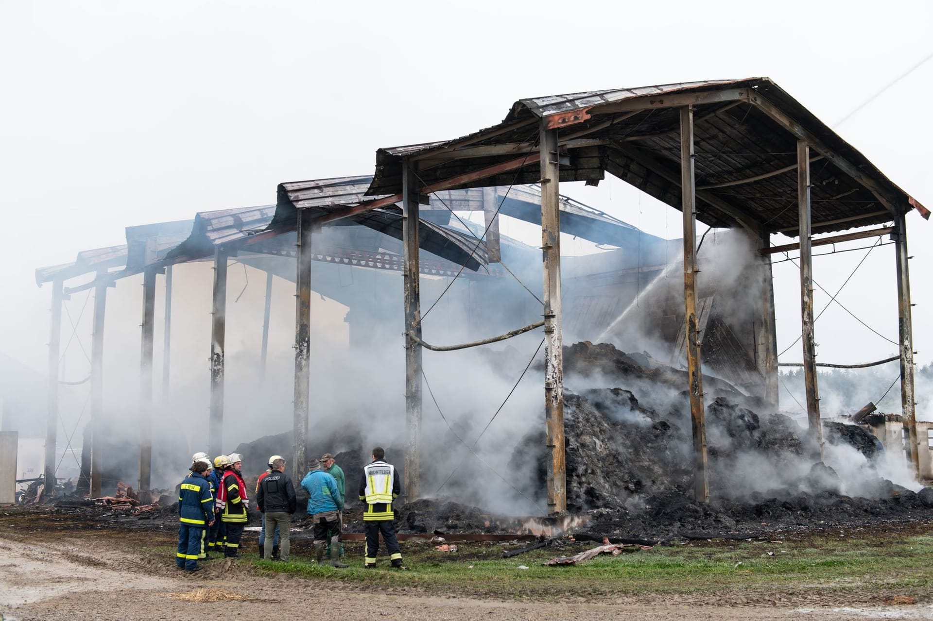 Abgebrannte Scheune in Trossingen: Mehr als hundert Rinder sind hier in der Nacht zu Freitag verendet.