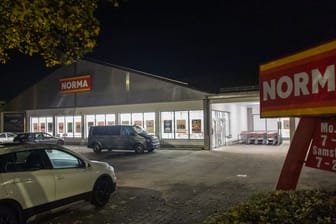 Raubüberfall auf eine Norma Filiale in Großostheim: Die Kriminalpolizei fahndet nach den Tätern.