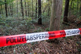 Ein Polizeiabsperrband sperrt den Bereich um den Fundort der Leiche ab. In einem Waldstück im Mecklenheider Forst wurde eine Leiche entdeckt.