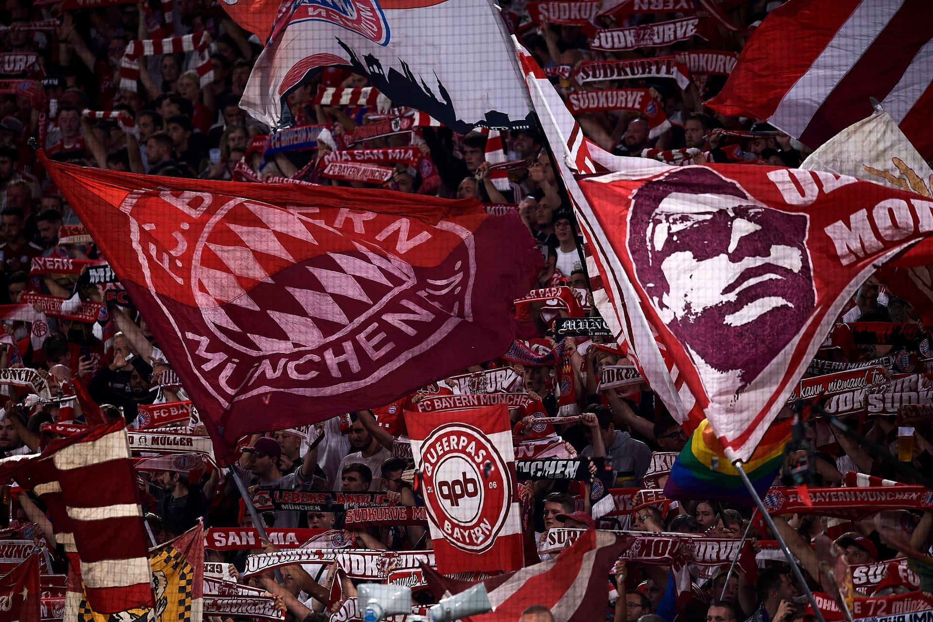 Fans der Bayern: Ihr Team steht in der Königsklassen kurz vor dem Einzug ins Achtelfinale.