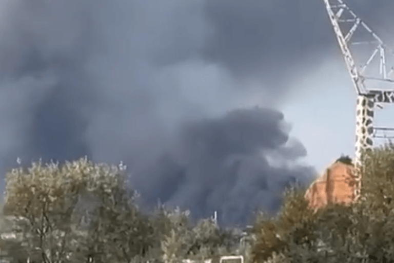 Rauchwolken über dem Militärflughafen Belbek: Die genaue Ursache für den Rauch ist noch unklar.