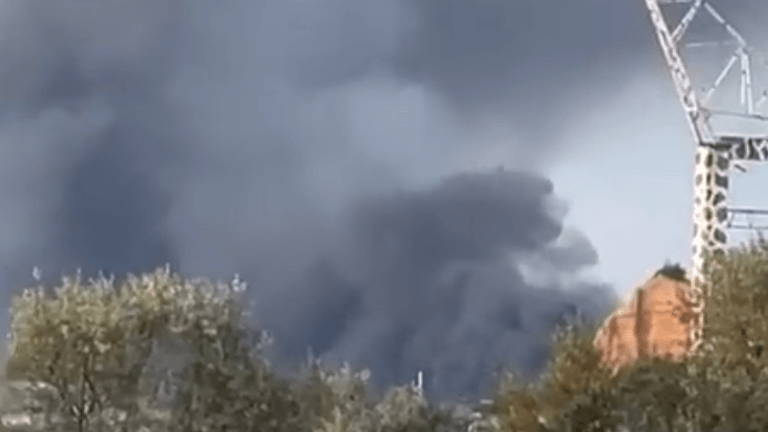 Rauchwolken über dem Militärflughafen Belbek: Die genaue Ursache für den Rauch ist noch unklar.