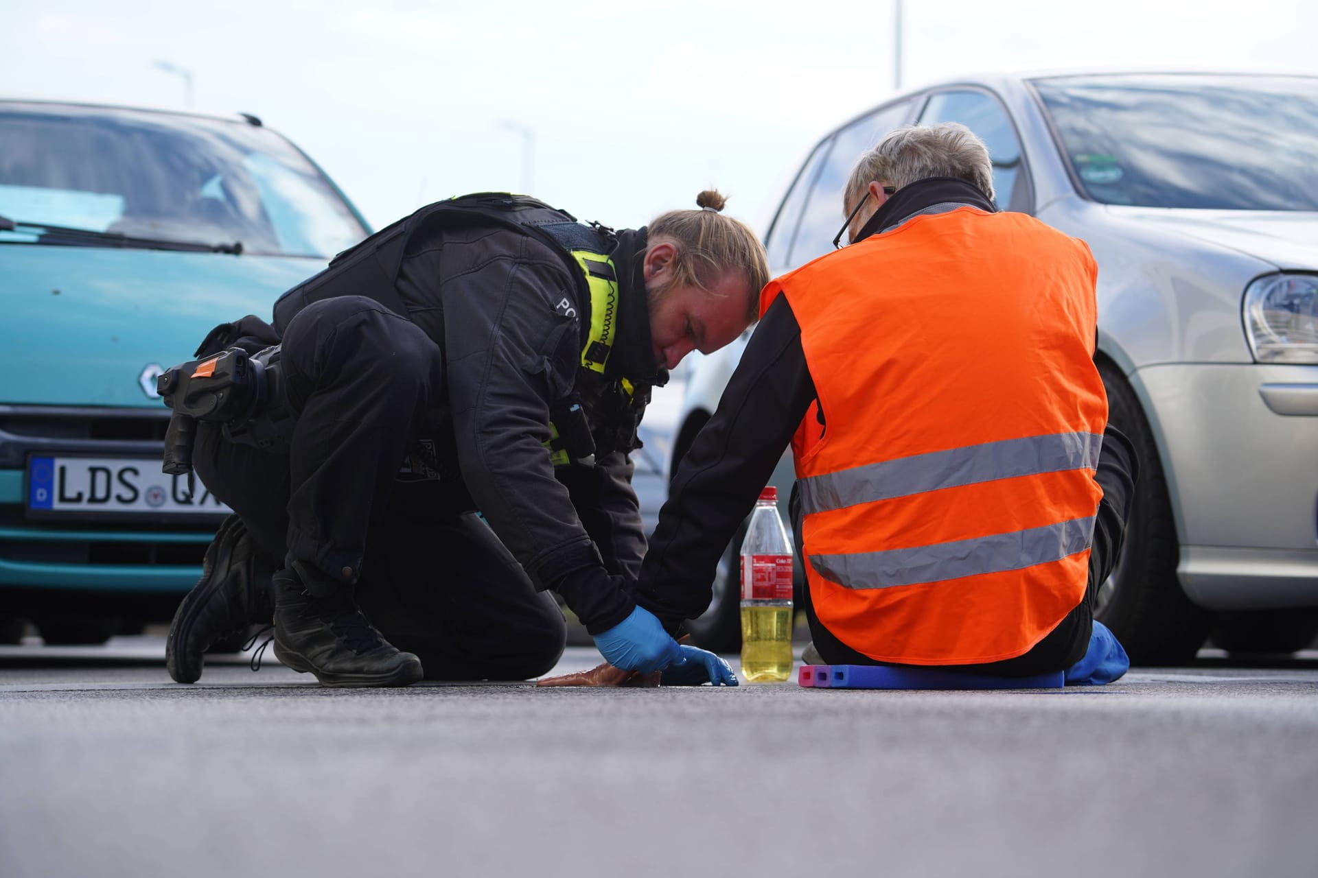 Ein Klimaaktivist hat sich an eine Autobahn geklebt: An mehreren Orten in Berlin kommt es zu Protesten.