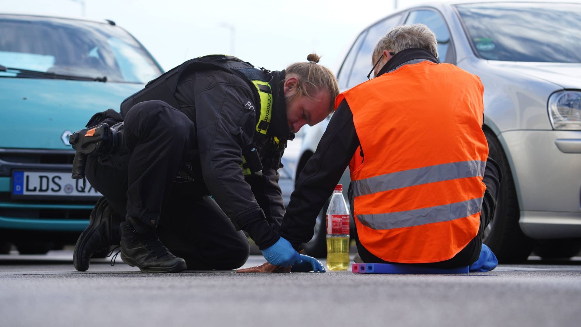 Ein Klimaaktivist hat sich an eine Autobahn geklebt: An mehreren Orten in Berlin kommt es zu Protesten.