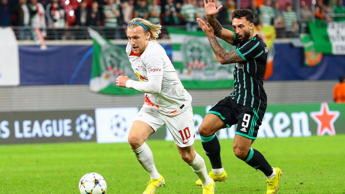 Emil Forsberg (l.) gegen Sead Haksabanovic: Im Hinspiel konnte sich Leipzig gegen Celtic Glasgow durchsetzen.
