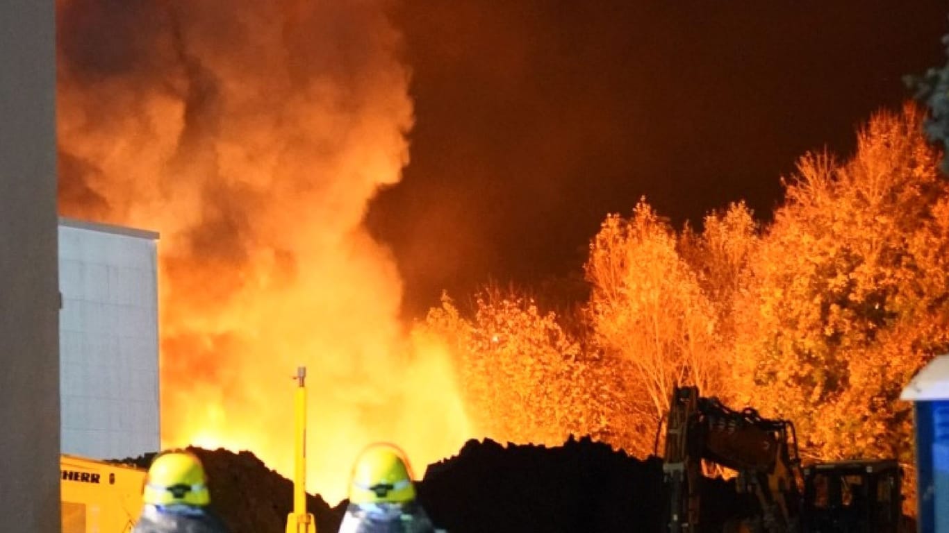 Mehrere Explosionen: Anbau einer Firmenhalle in Brand