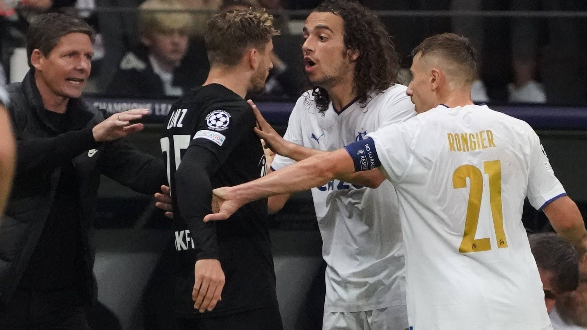 Christopher Lenz in einer Diskussion mit Marseilles Matteo Guendouzi.