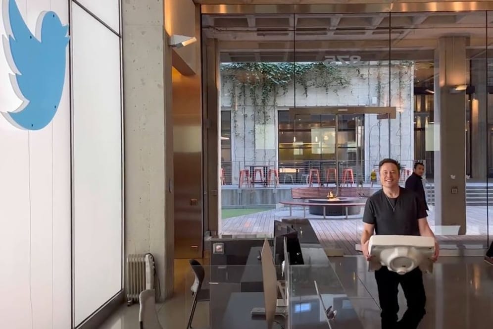 Elon Musk mit Waschbecken in der Twitter-Zentrale: "Let that sink in" witzelte er dazu auf Twitter.