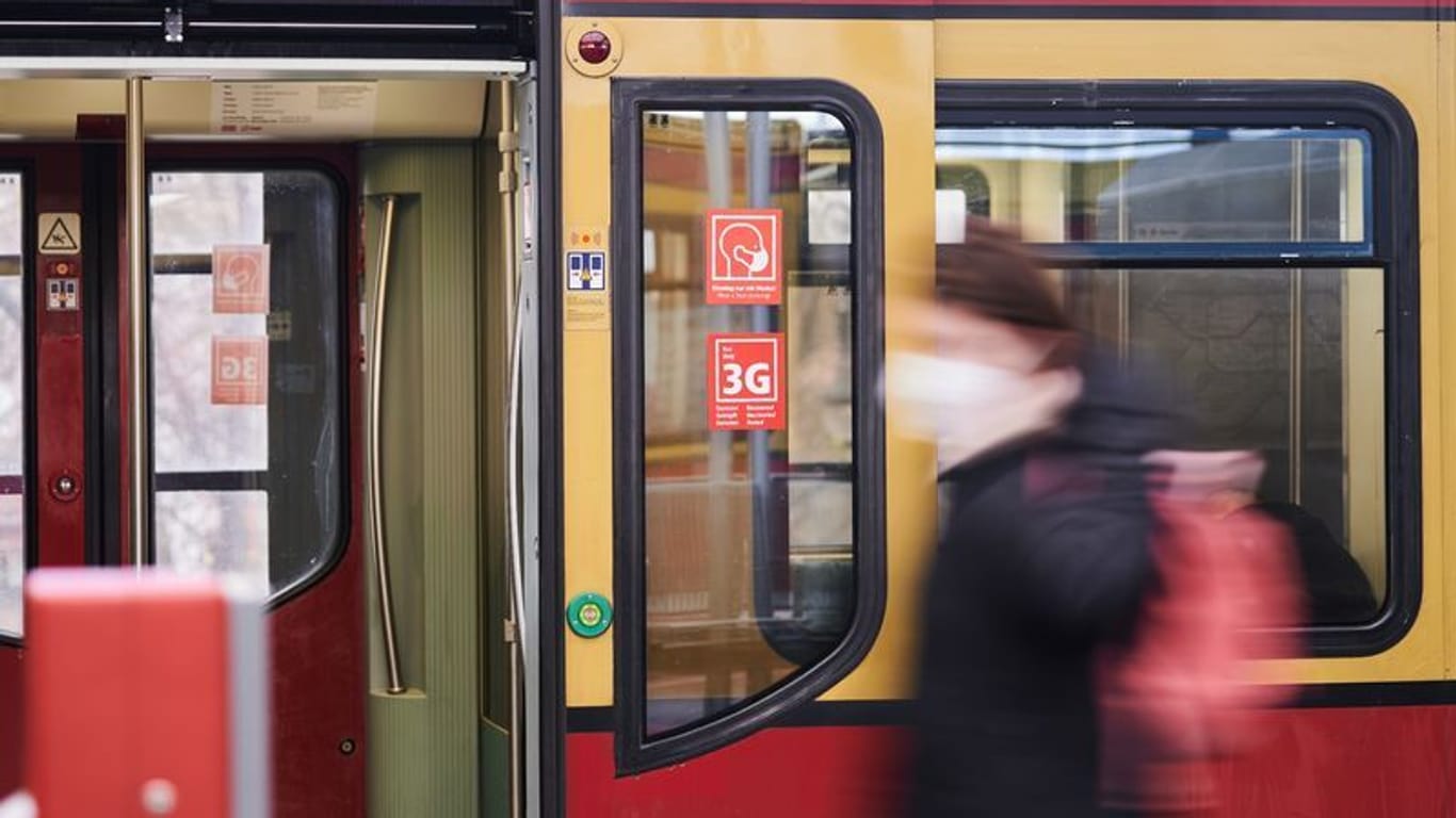 Eine Frau geht an einer S-Bahn in Berlin vorbei (Archivfoto): Die genauen Hintergründe der Sperrung blieben zunächst unklar.