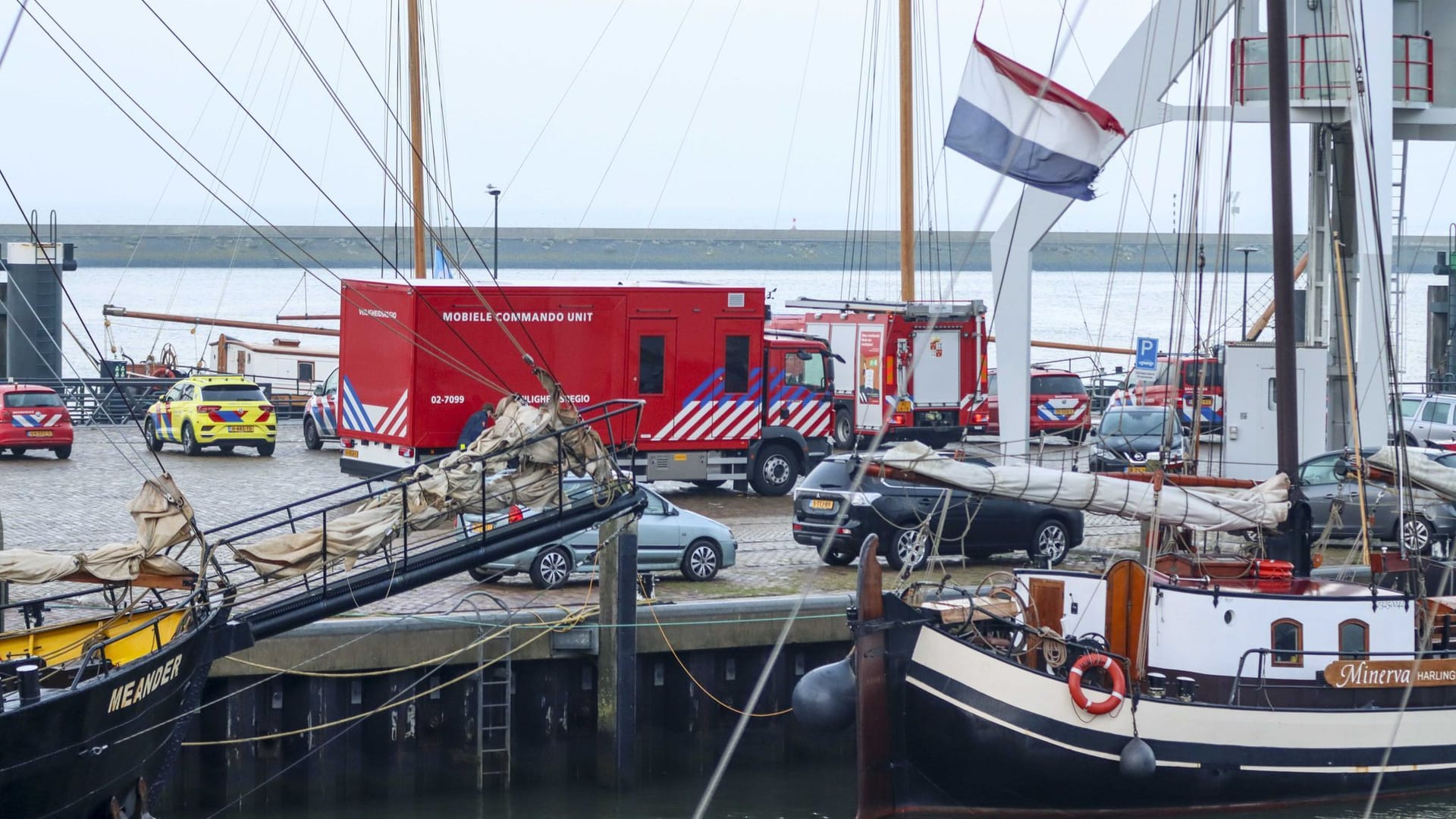 Rettungskräfte im Hafen von Harlingen: Mehrere Rettungsteams sind vor der niederländischen Küste im Einsatz.