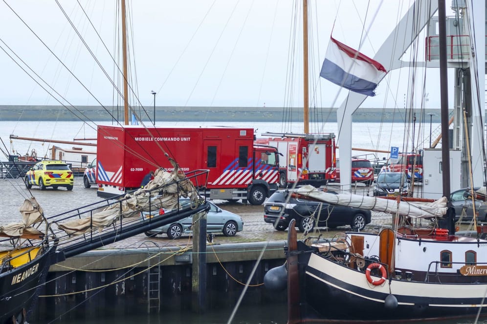 Rettungskräfte im Hafen von Harlingen: Mehrere Rettungsteams sind vor der niederländischen Küste im Einsatz.