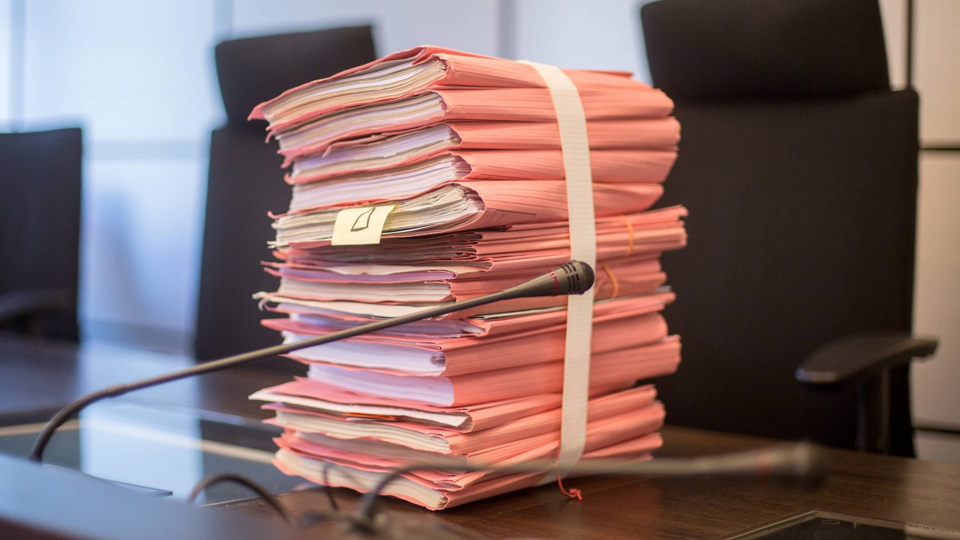 Akten in einem Gerichtssaal (Symbolbild): Bis September dieses Jahres sind zahlreiche Verfahren gegen Betrüge bei Corona-Hilfszahlungen eingegangen. Akten in einem Gerichtssaal (Symbolbild): Bis September dieses Jahres sind zahlreiche Verfahren gegen Betrüge bei Corona-Hilfszahlungen eingegangen.